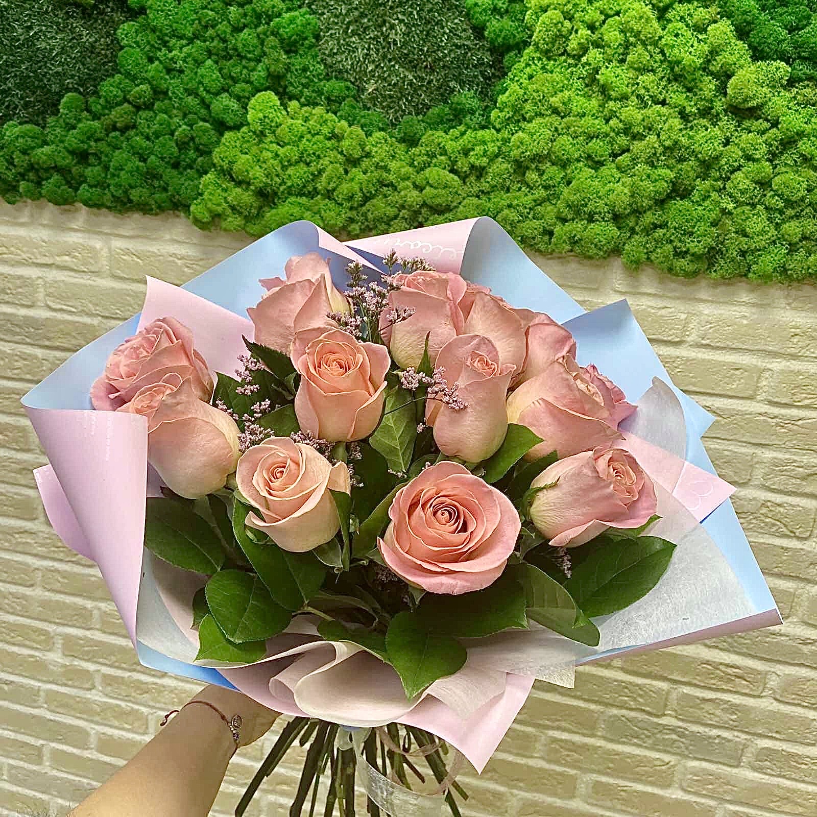 Букет из 15 роз с декоративной зеленью